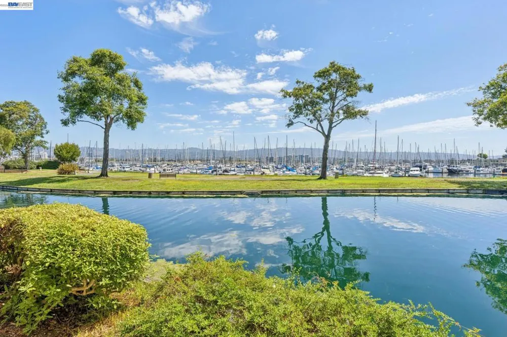 48 Invincible Ct #F19 Alameda, CA 94501