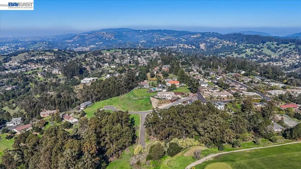 6 Turner Ct Oakland, CA 94605