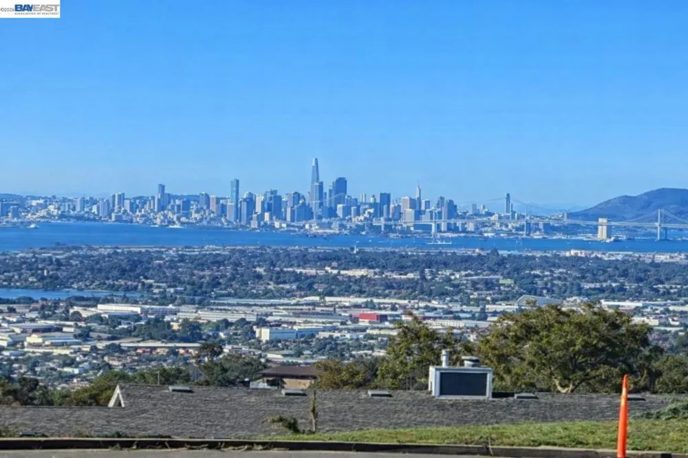 6 Turner Ct Oakland, CA 94605