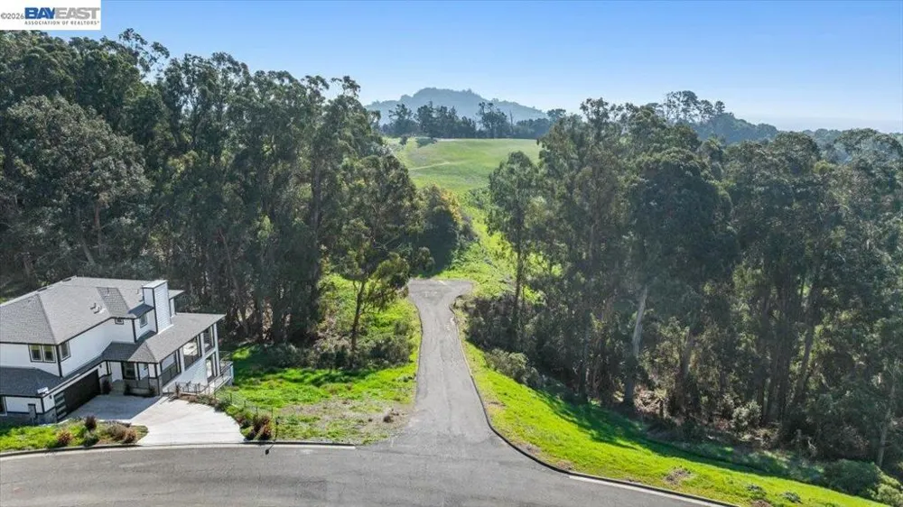 6 Turner Ct Oakland, CA 94605