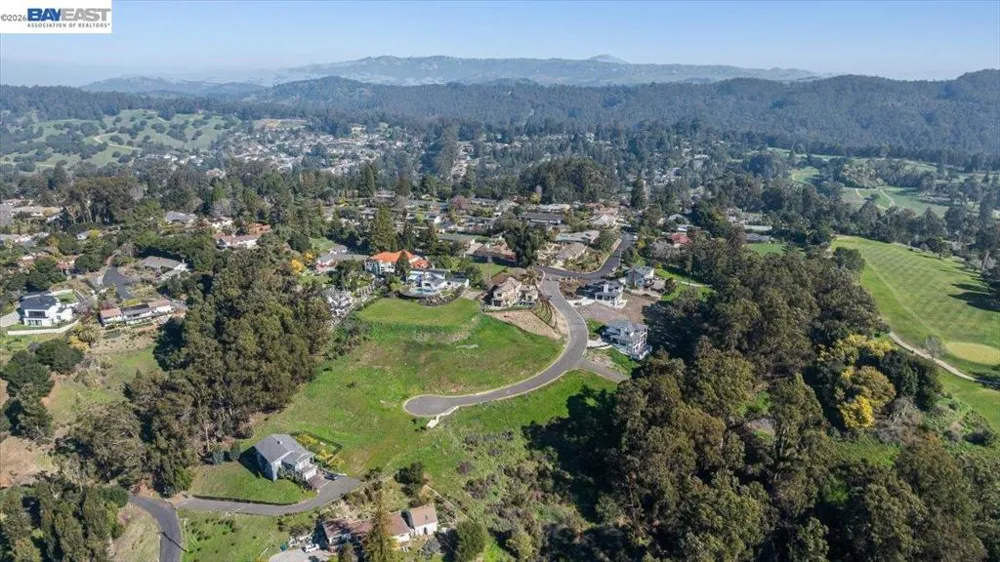 6 Turner Ct Oakland, CA 94605