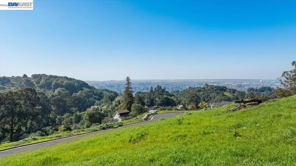 6 Turner Ct Oakland, CA 94605