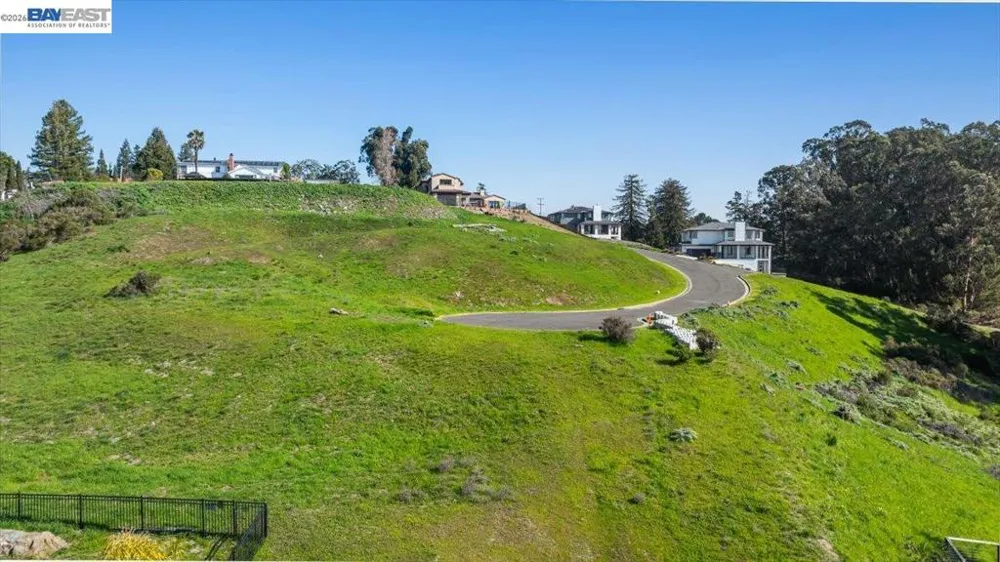 6 Turner Ct Oakland, CA 94605