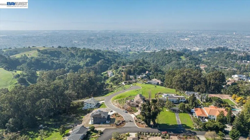 6 Turner Ct Oakland, CA 94605