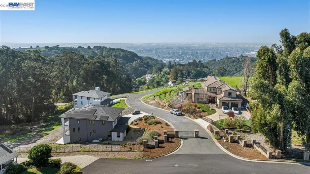 6 Turner Ct Oakland, CA 94605