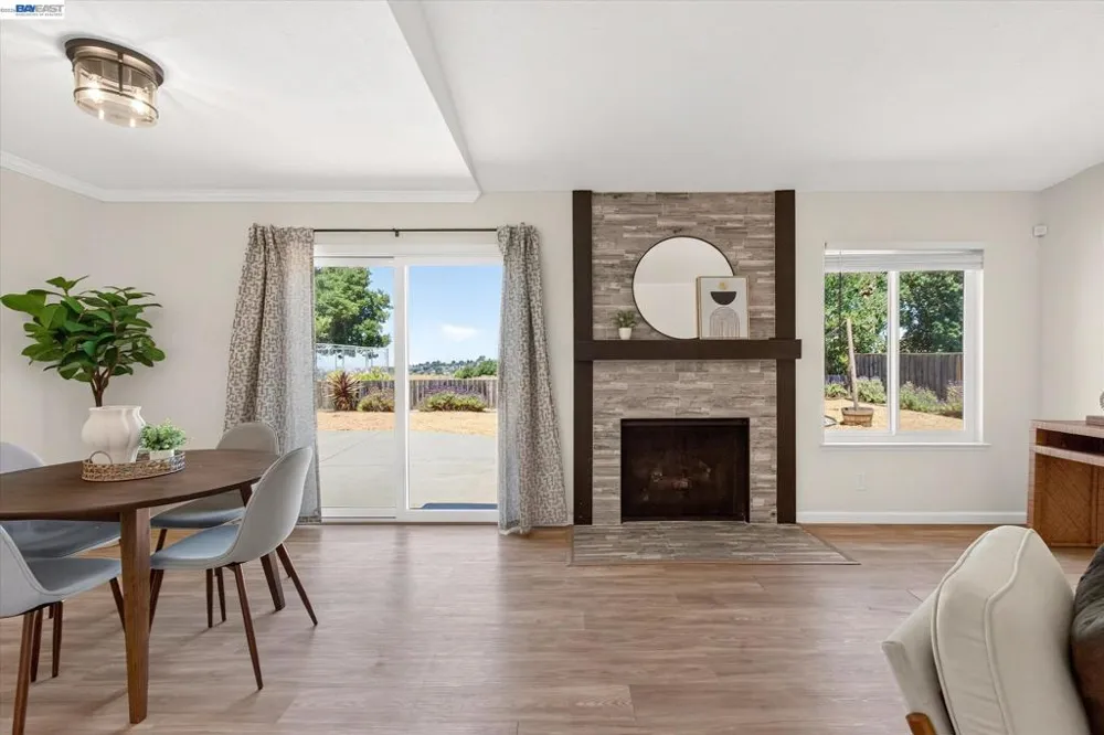 295 Iris Rd Hercules, CA 94547