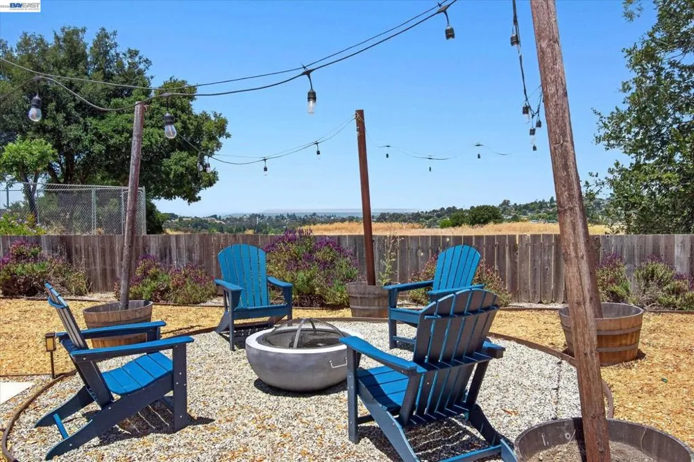 295 Iris Rd Hercules, CA 94547
