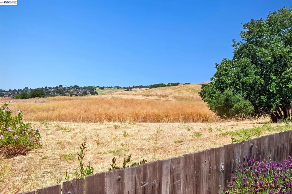 295 Iris Rd Hercules, CA 94547
