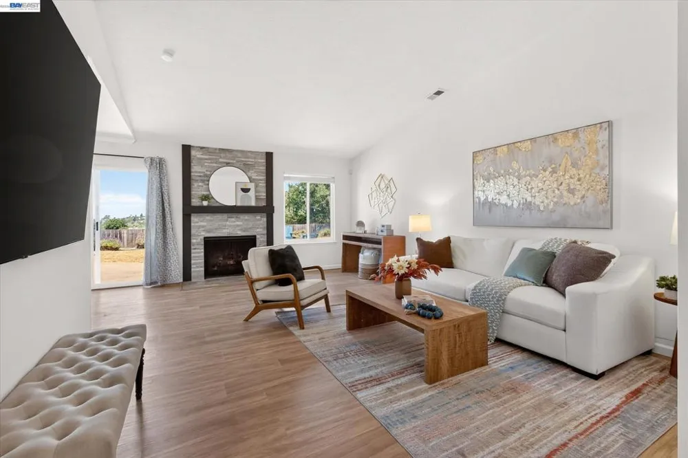 295 Iris Rd Hercules, CA 94547