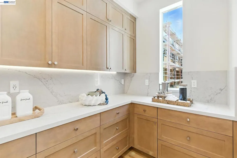 2005 Grand Street Alameda, CA 94501