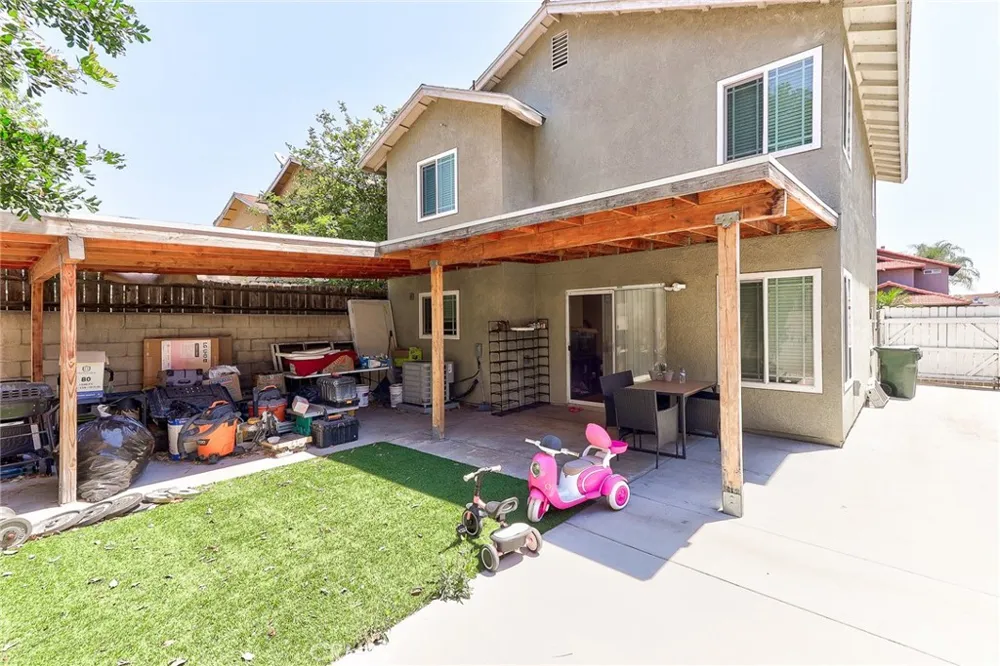 8936 summerwood way Fontana, CA 92335