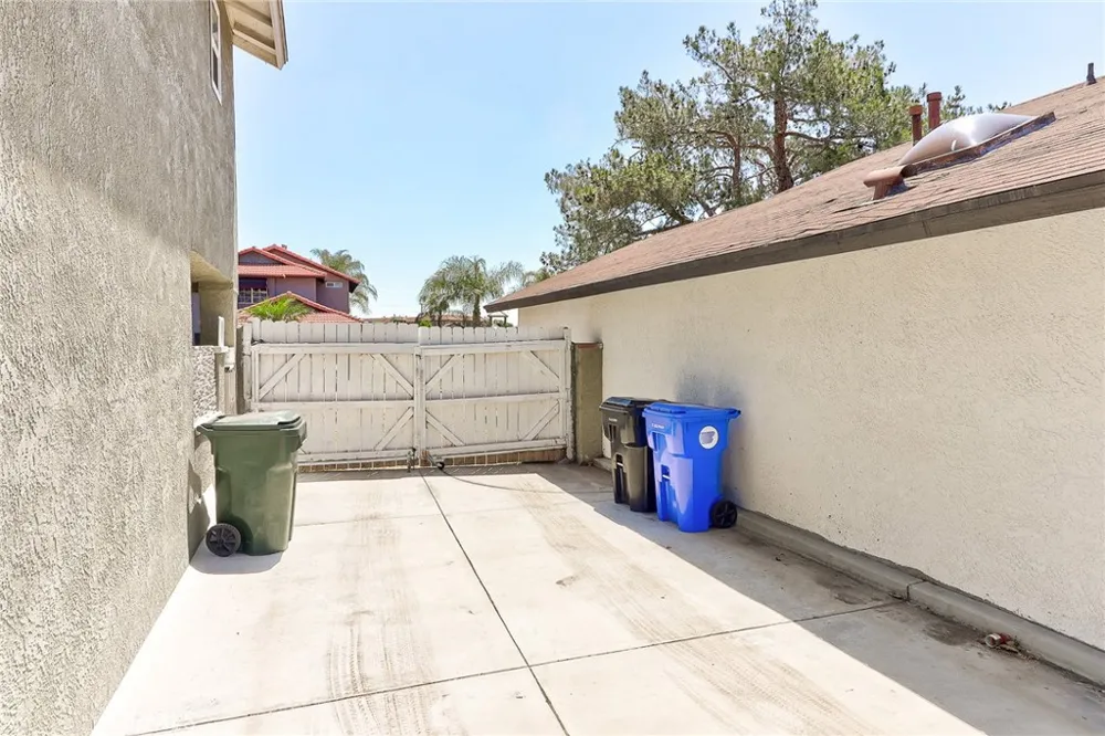 8936 summerwood way Fontana, CA 92335