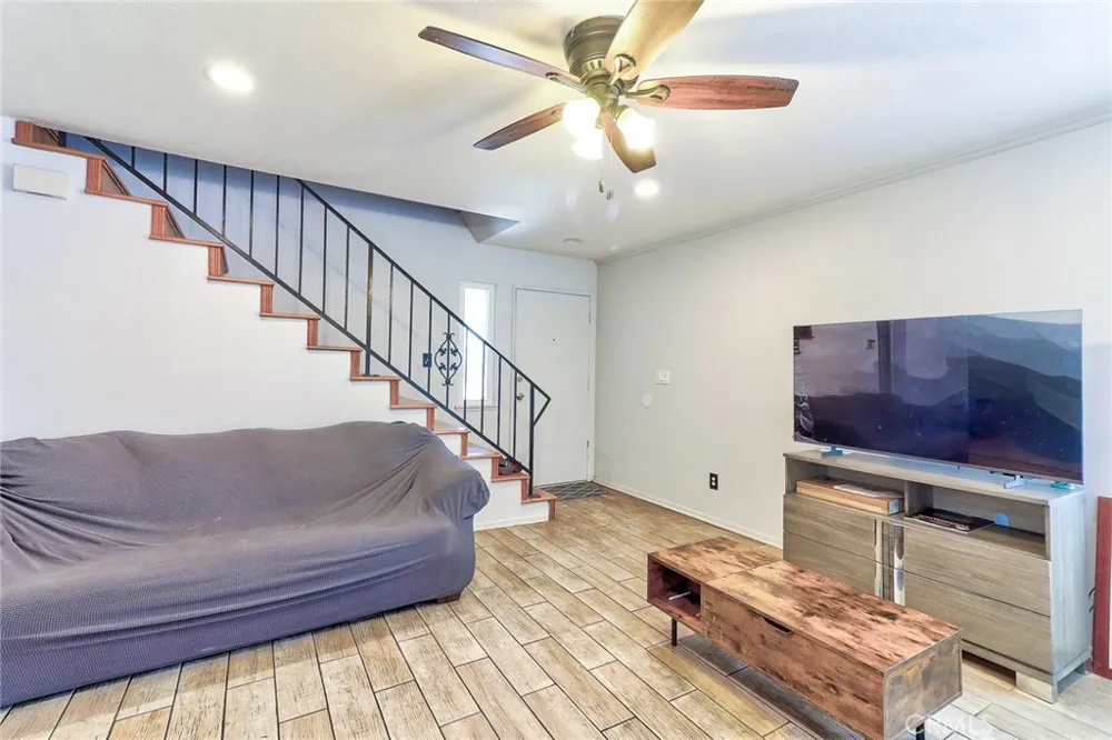 8936 summerwood way Fontana, CA 92335