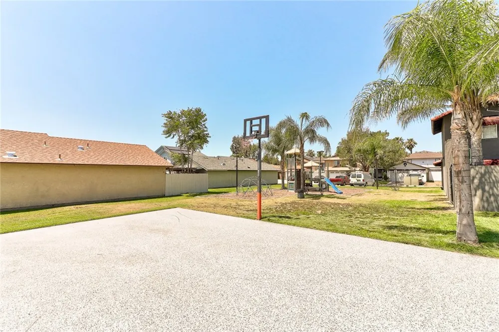 8936 summerwood way Fontana, CA 92335