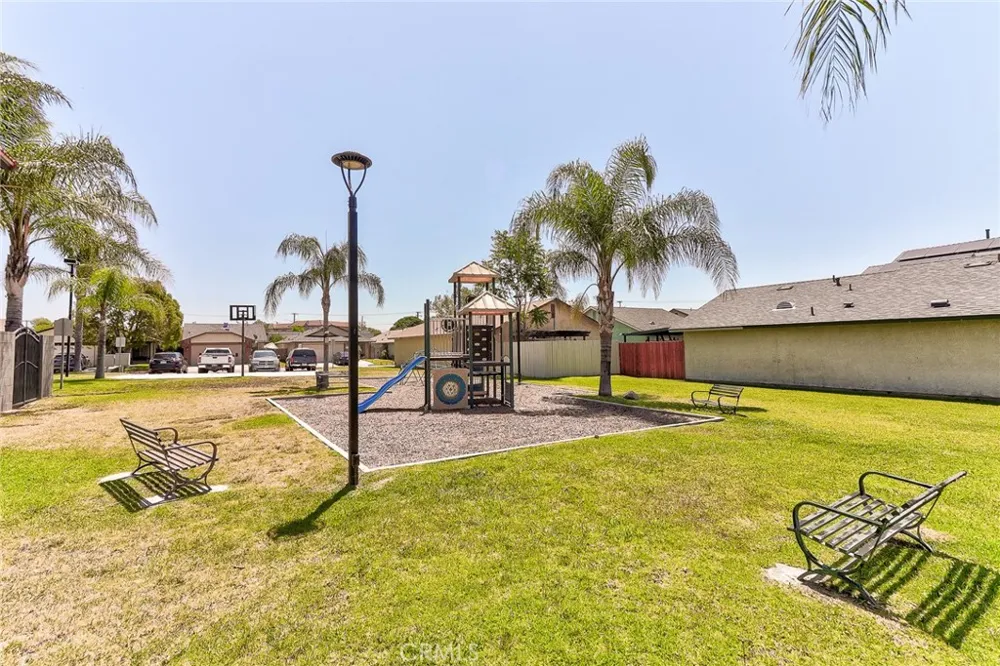 8936 summerwood way Fontana, CA 92335