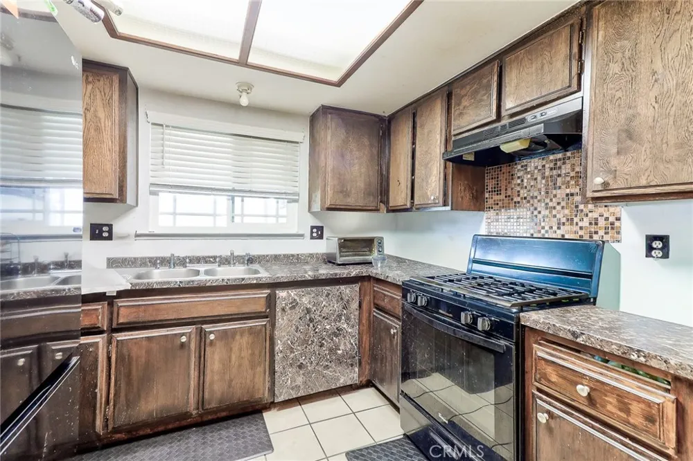 8936 summerwood way Fontana, CA 92335