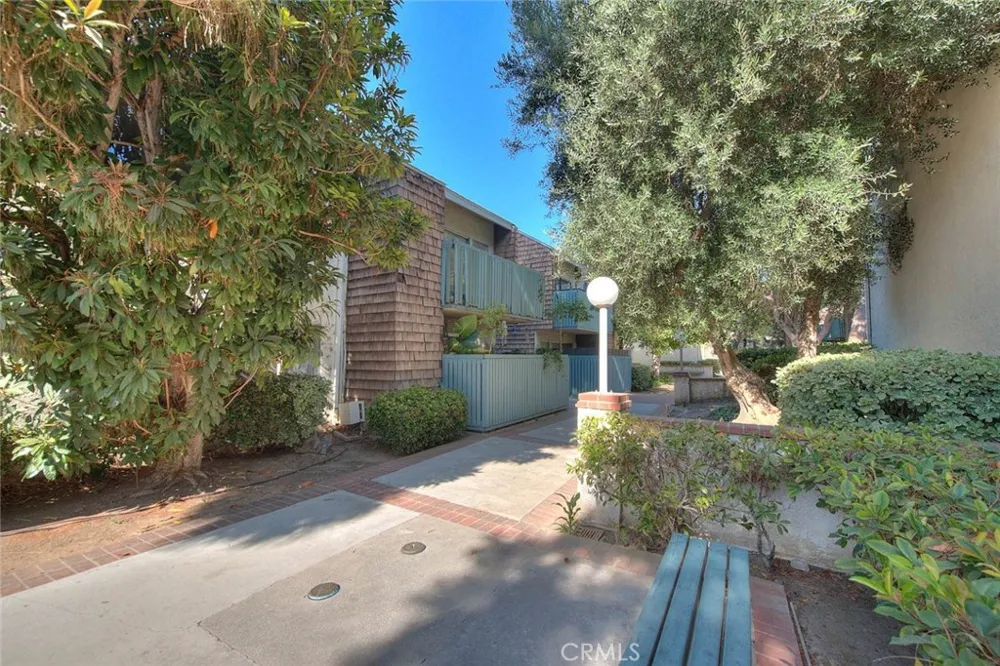 5700 Etiwanda #212 Tarzana, CA 91356