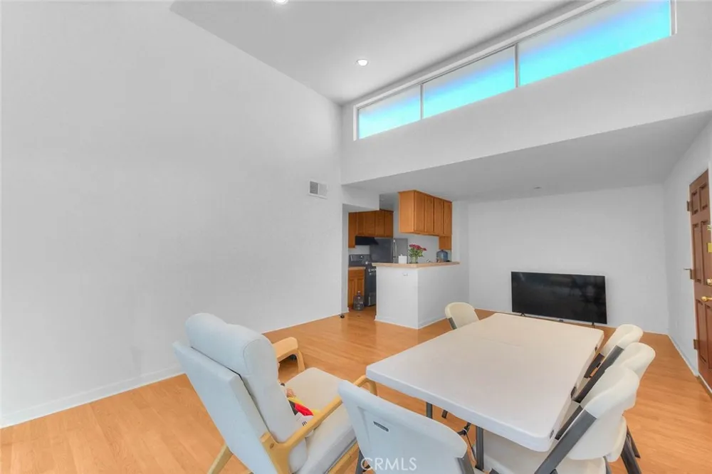 5700 Etiwanda #212 Tarzana, CA 91356