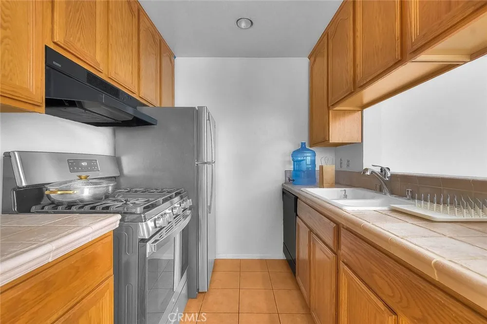 5700 Etiwanda #212 Tarzana, CA 91356