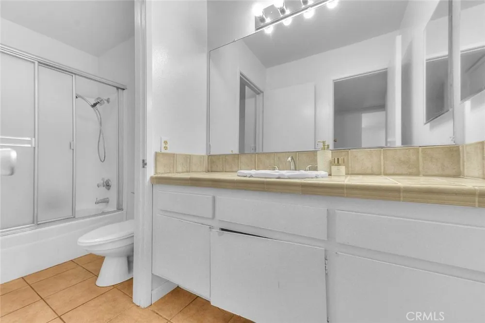 5700 Etiwanda #212 Tarzana, CA 91356