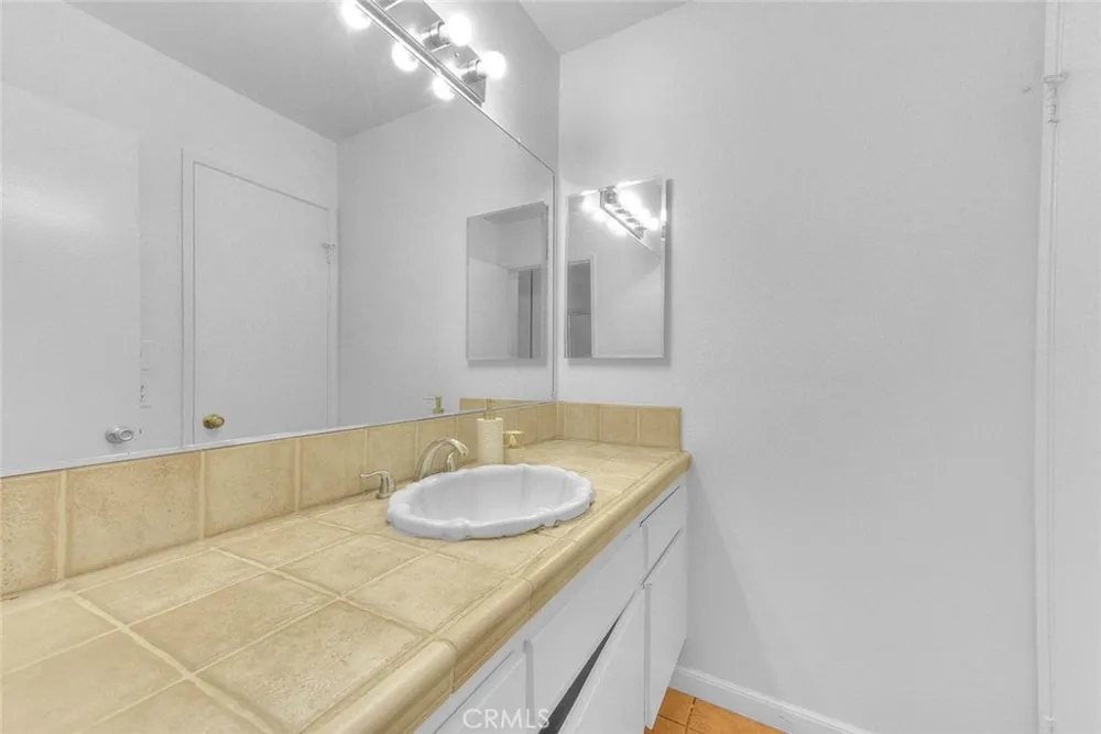 5700 Etiwanda #212 Tarzana, CA 91356