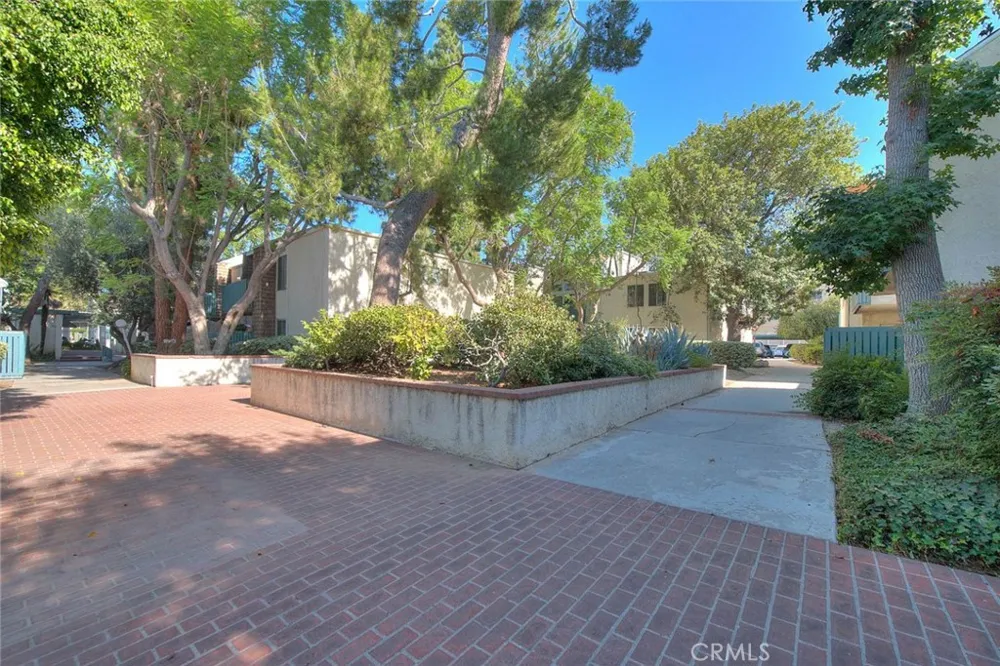 5700 Etiwanda #212 Tarzana, CA 91356