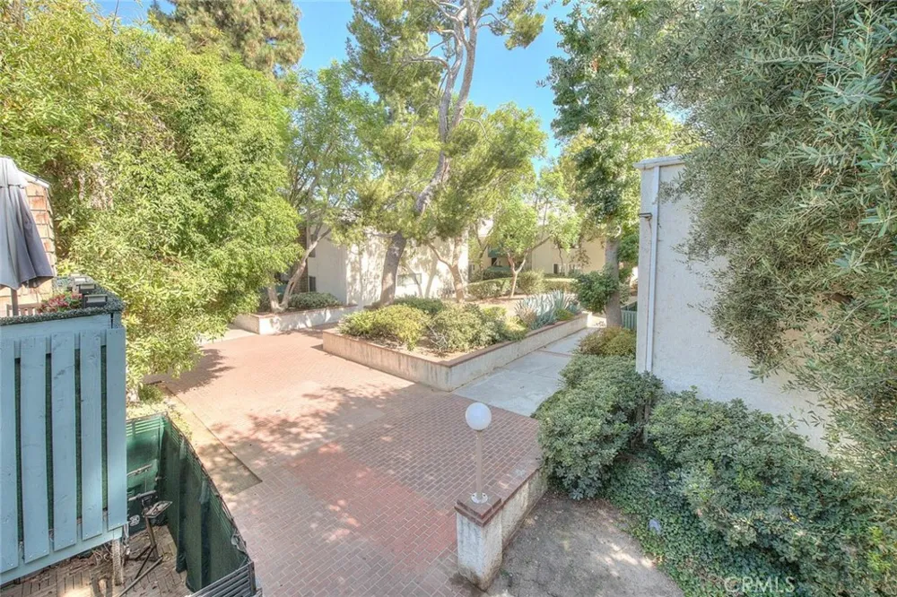 5700 Etiwanda #212 Tarzana, CA 91356