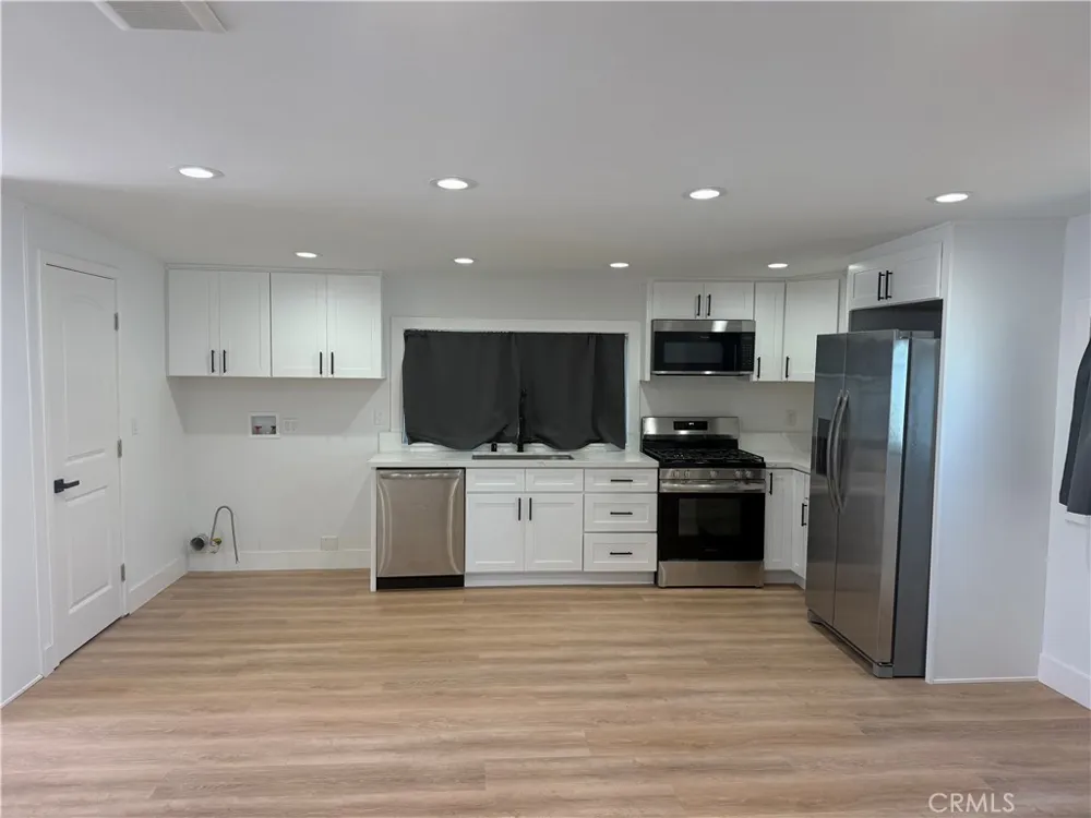 1395 3rd La Verne, CA 91750