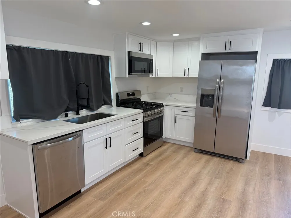 1395 3rd La Verne, CA 91750