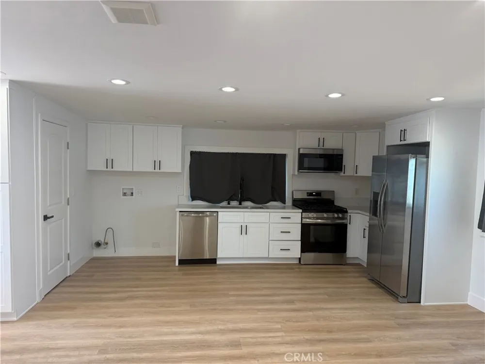 1395 3rd La Verne, CA 91750