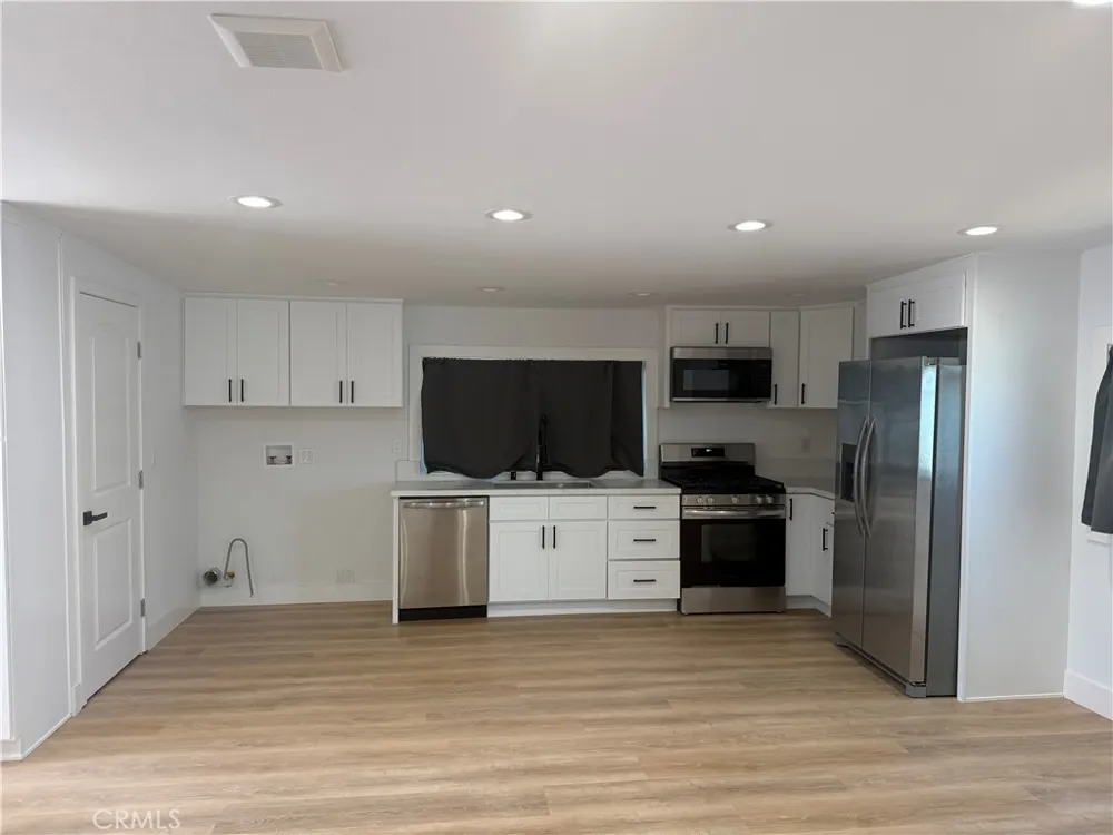 1395 3rd La Verne, CA 91750