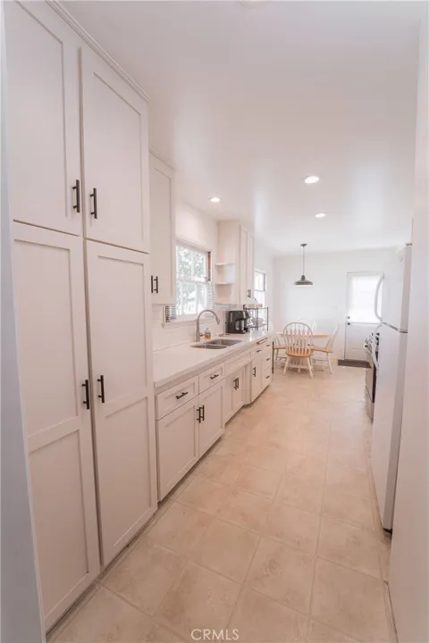 228 E Hurst