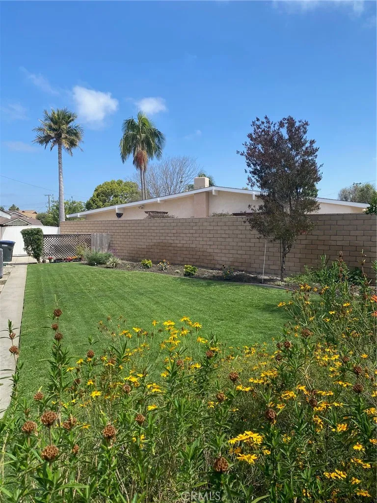 3352 Rowena Los Alamitos, CA 90720