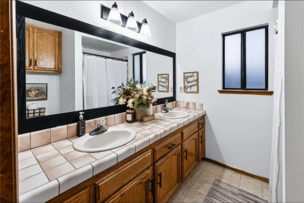 1307 S Arkle Street Visalia, CA 93292