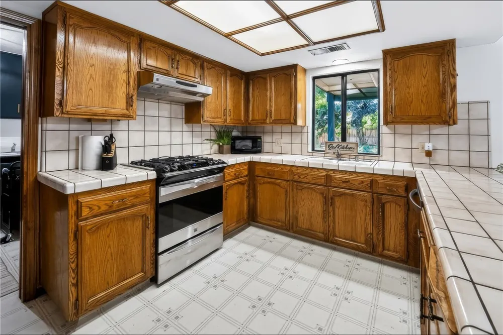 1307 S Arkle Street Visalia, CA 93292