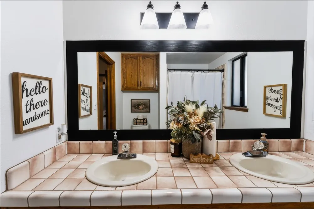 1307 S Arkle Street Visalia, CA 93292