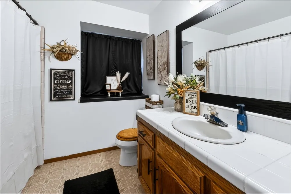 1307 S Arkle Street Visalia, CA 93292