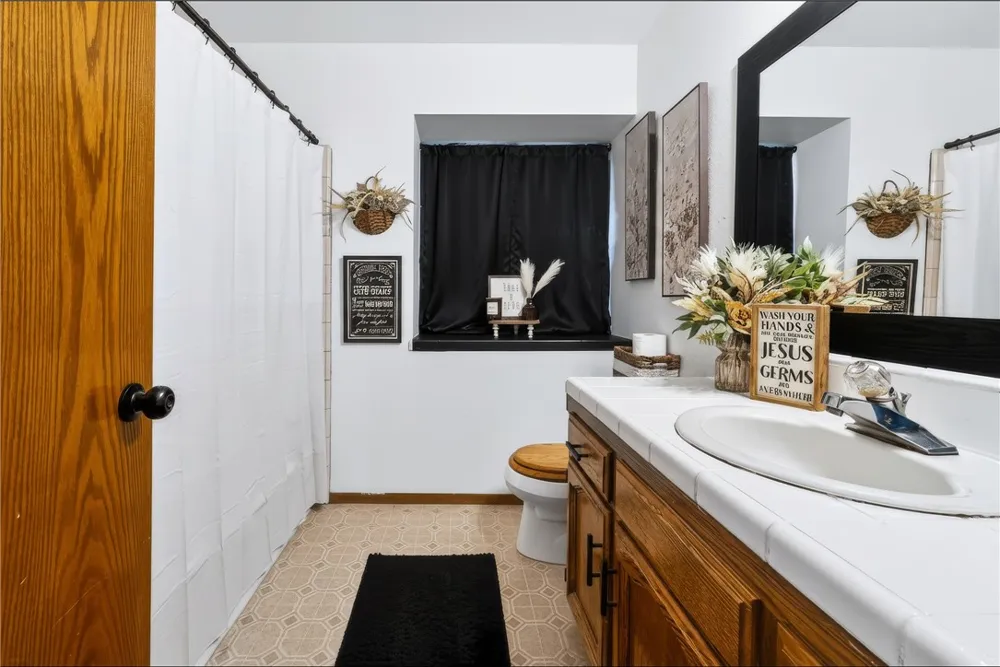 1307 S Arkle Street Visalia, CA 93292
