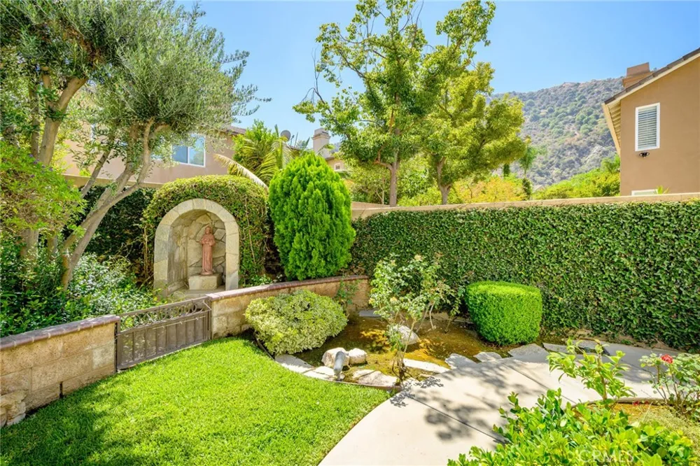 32 Mossdale Court Azusa, CA 91702