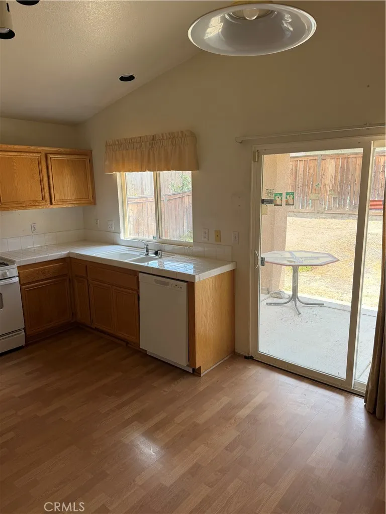 14699 Queen Valley Victorville, CA 92394
