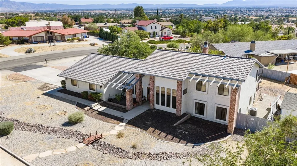19403 Oneida Court Apple Valley, CA 92307