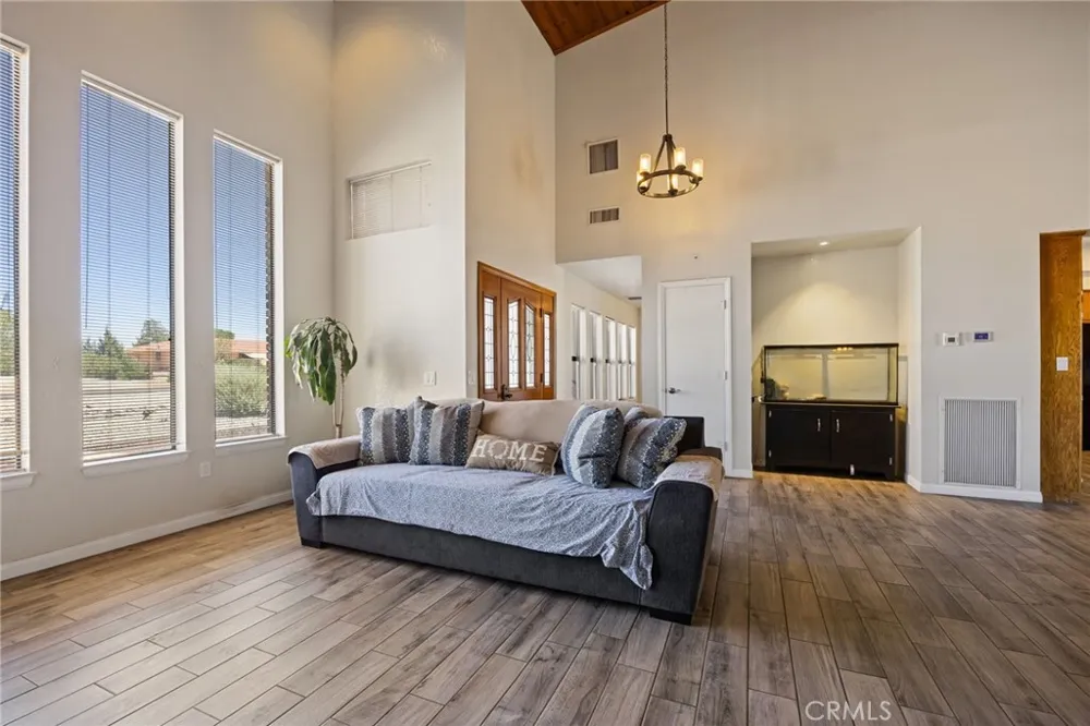 19403 Oneida Court Apple Valley, CA 92307