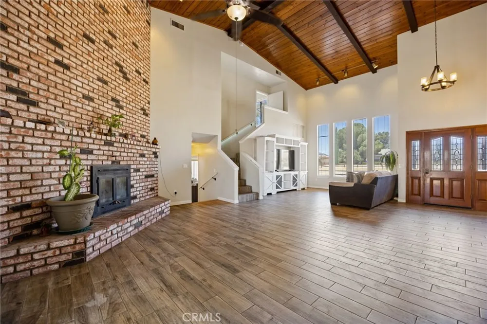 19403 Oneida Court Apple Valley, CA 92307