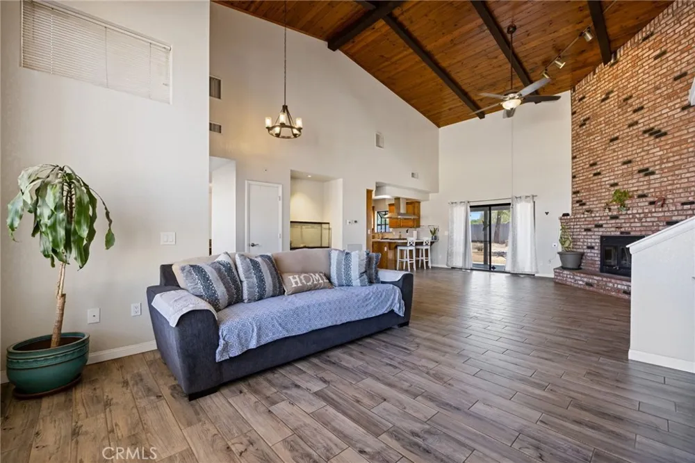 19403 Oneida Court Apple Valley, CA 92307