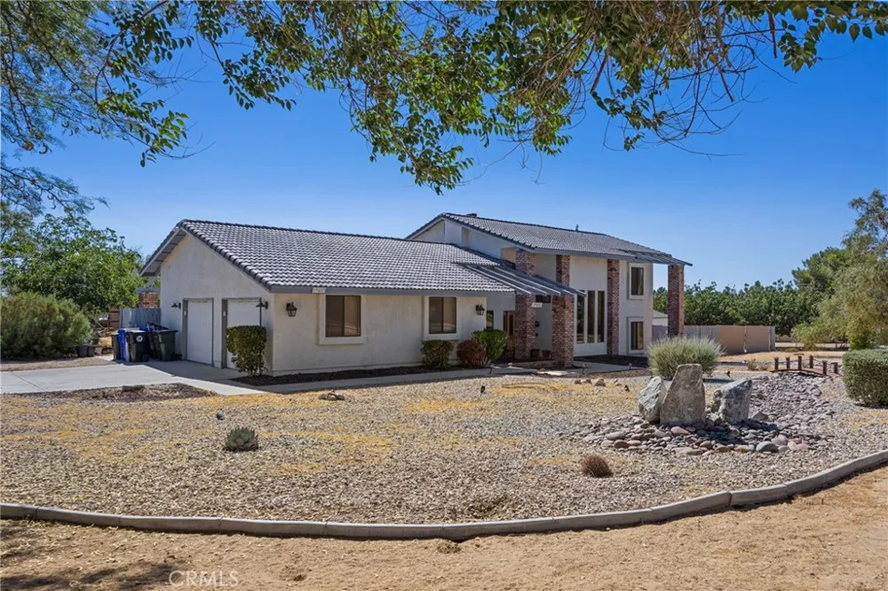 19403 Oneida Court Apple Valley, CA 92307