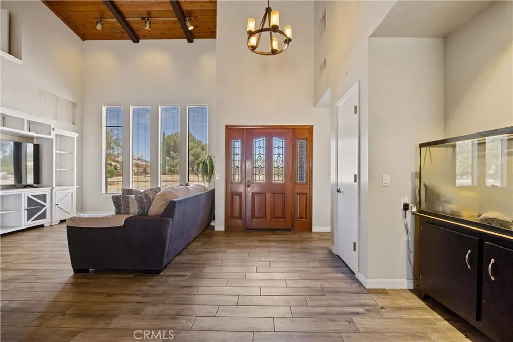 19403 Oneida Court Apple Valley, CA 92307
