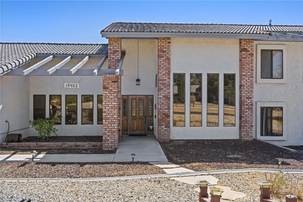 19403 Oneida Court Apple Valley, CA 92307