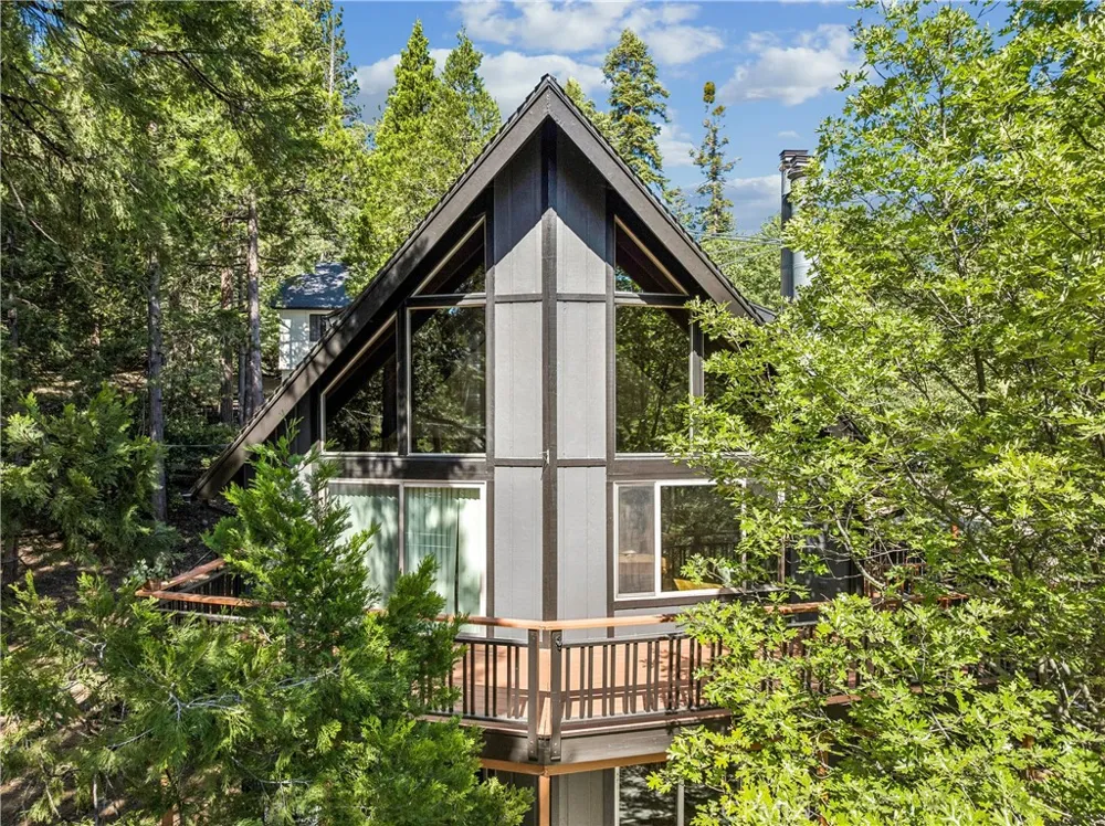 260 El Dorado Drive Lake Arrowhead, CA 92352