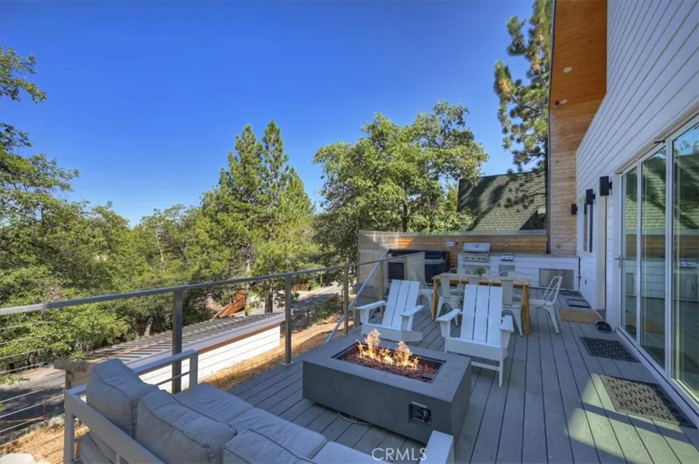693 Villa Grove Big Bear Lake, CA 92314