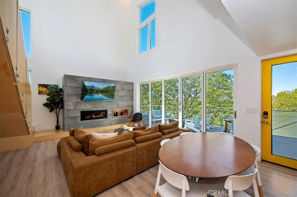 693 Villa Grove Big Bear Lake, CA 92314